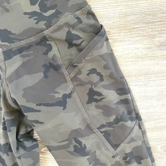 Strut This camo high rise crop Leggings - Picture 6 of 9